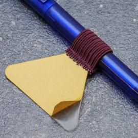 Porte-crayon, avec boucle élastique plat, auto-adhésif, bordeaux 