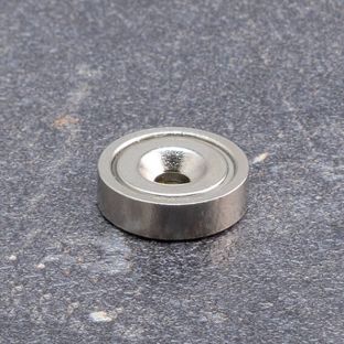 Aimant en pot avec perçage et abaissement, néodyme 16 mm | nickelé  | 6.9 kg