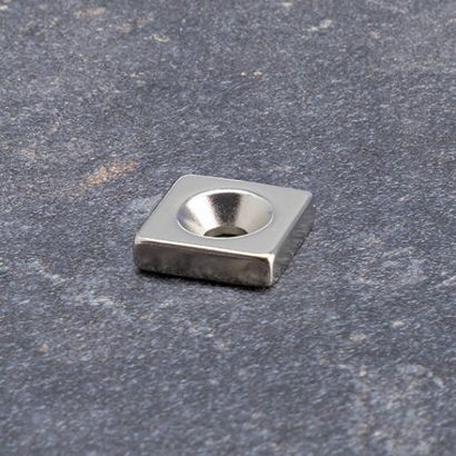 Aimants néodymes en forme de carré avec trou fraisé 15 x 15 mm