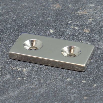 Aimants néodymes en forme de carré avec trou fraisé 40 x 20 mm