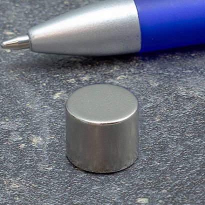 Aimants néodymes en forme de disque 12 mm x 10 mm | N45, axial (parallèle à la hauteur)